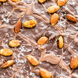 Mandel-Schokoladenbruch mit Meersalz (Almond Chocolate Bark)