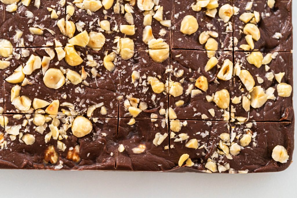 Dunkler Schokoladen-Fudge - Pralinenwürfel mit Haselnüssen
