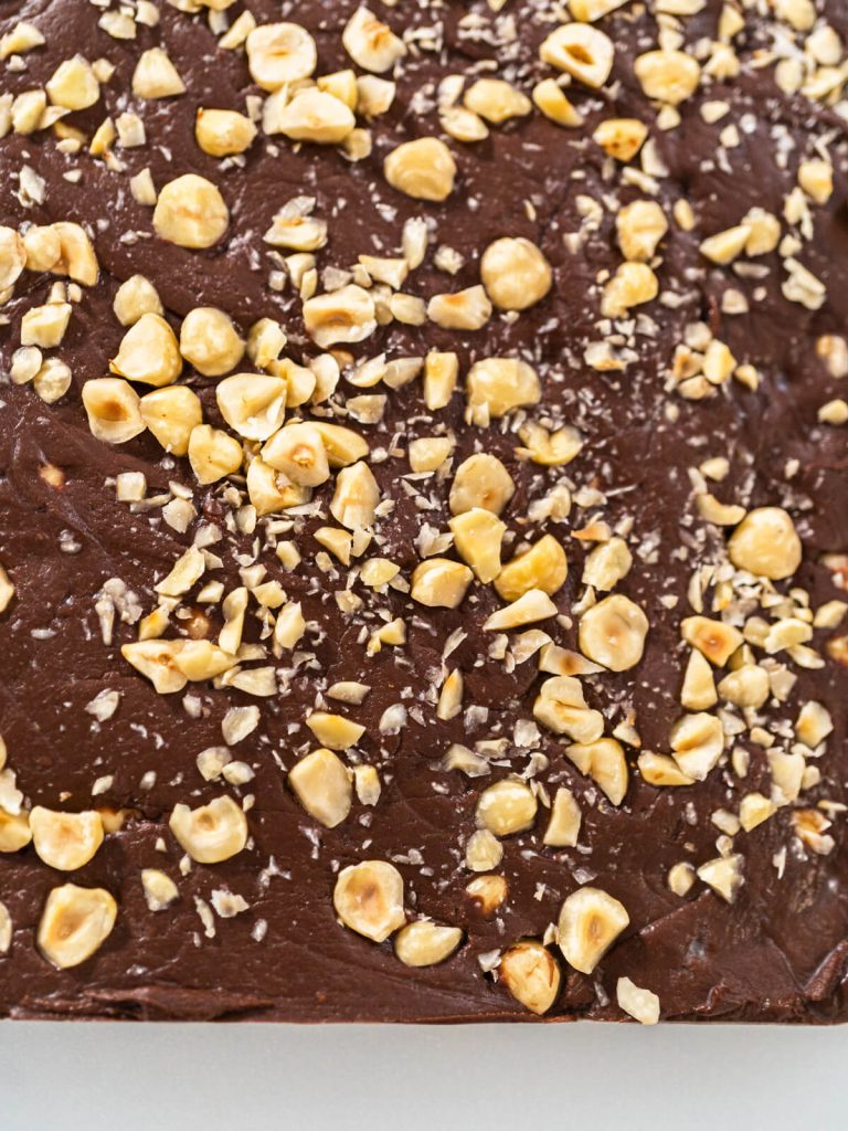 Dunkler Schokoladen-Fudge - Pralinenwürfel mit Haselnüssen