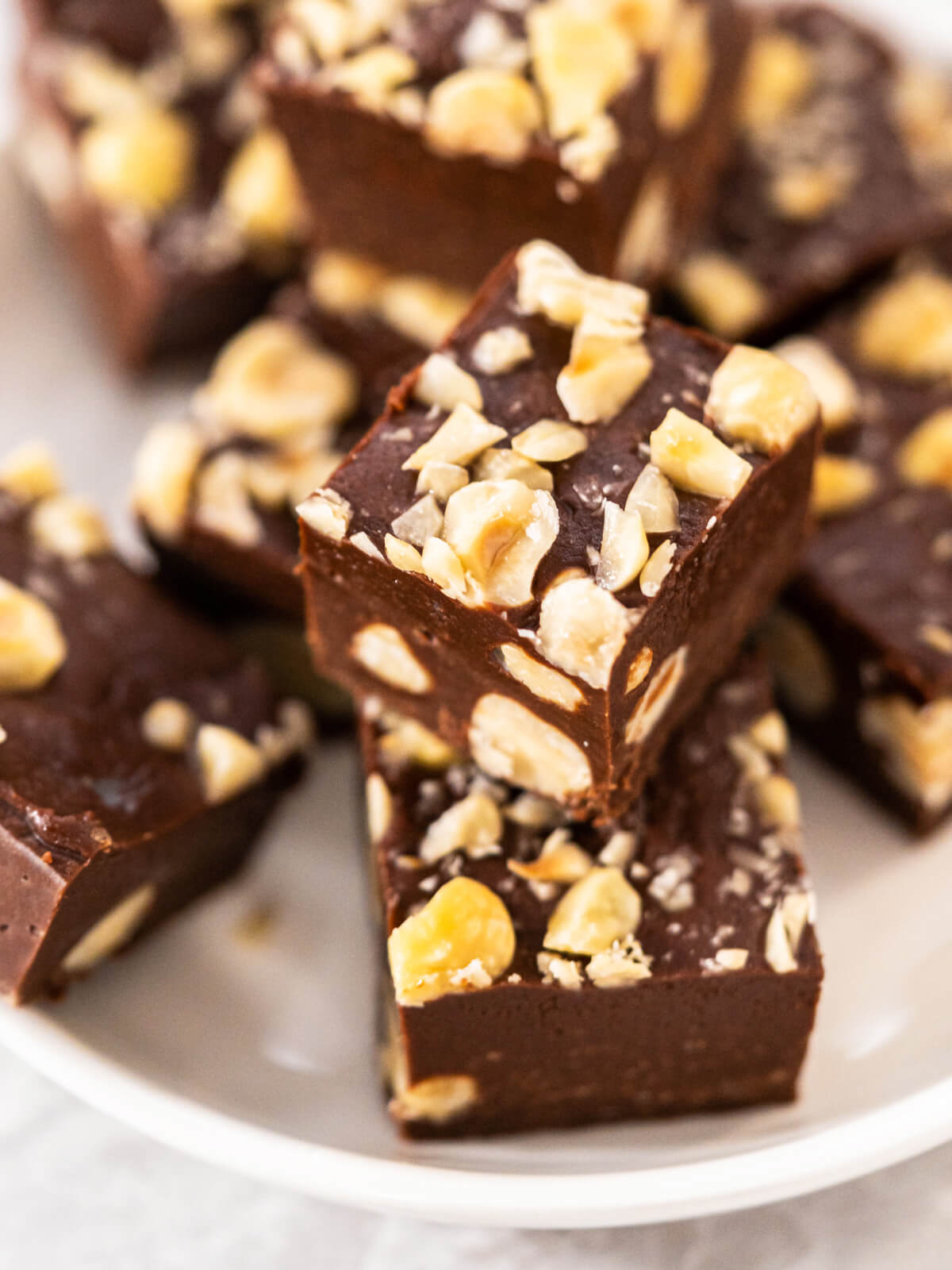 Dunkler Schokoladen-Fudge - Pralinenwürfel mit Haselnüssen