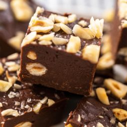 Dunkler Schokoladen-Fudge - Pralinenwürfel mit Haselnüssen