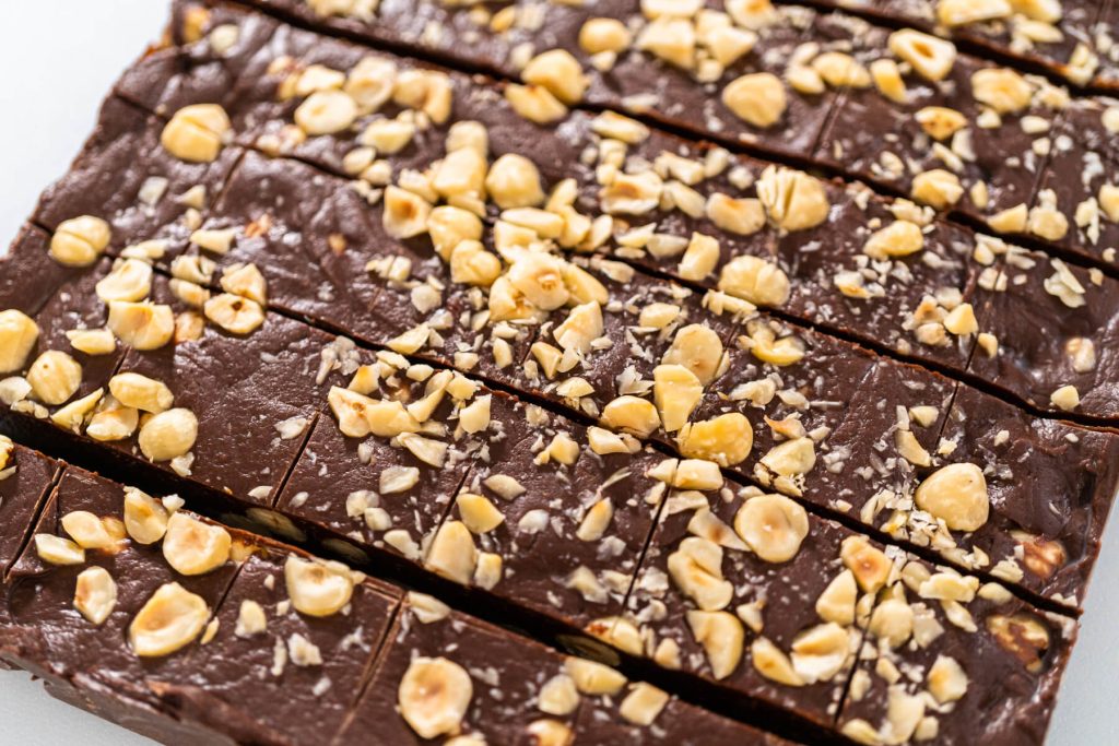 Dunkler Schokoladen-Fudge - Pralinenwürfel mit Haselnüssen