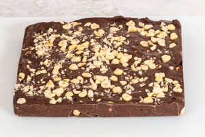 Dunkler Schokoladen-Fudge - Pralinenwürfel mit Haselnüssen