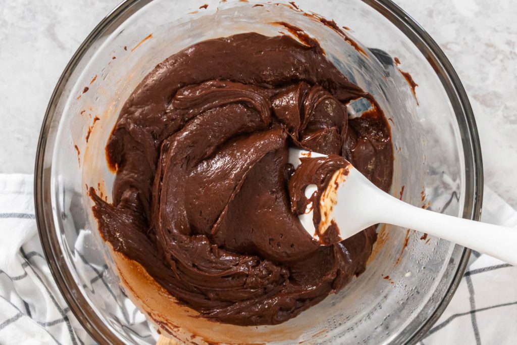 Dunkler Schokoladen-Fudge - Pralinenwürfel mit Haselnüssen