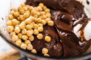 Dunkler Schokoladen-Fudge - Pralinenwürfel mit Haselnüssen