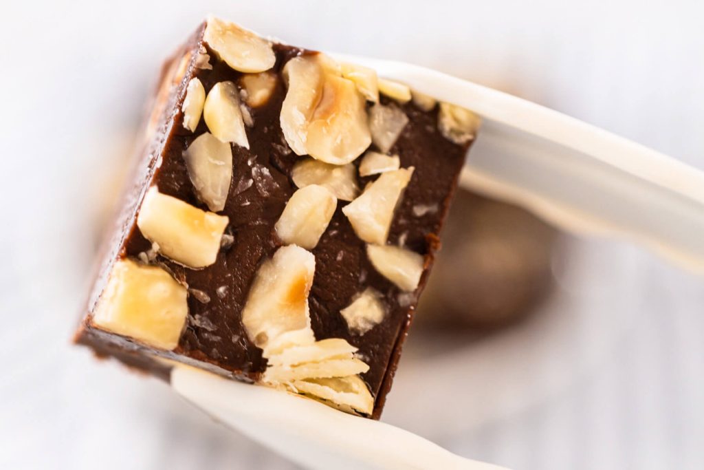 Dunkler Schokoladen-Fudge - Pralinenwürfel mit Haselnüssen