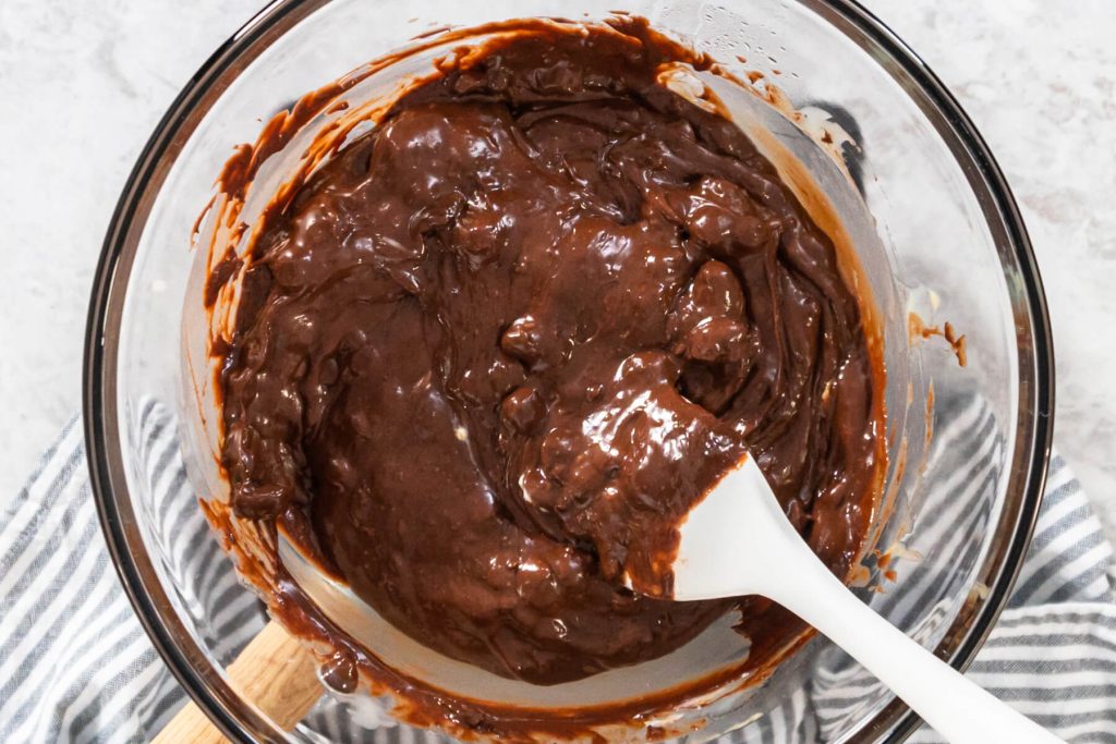 Dunkler Schokoladen-Fudge - Pralinenwürfel mit Haselnüssen