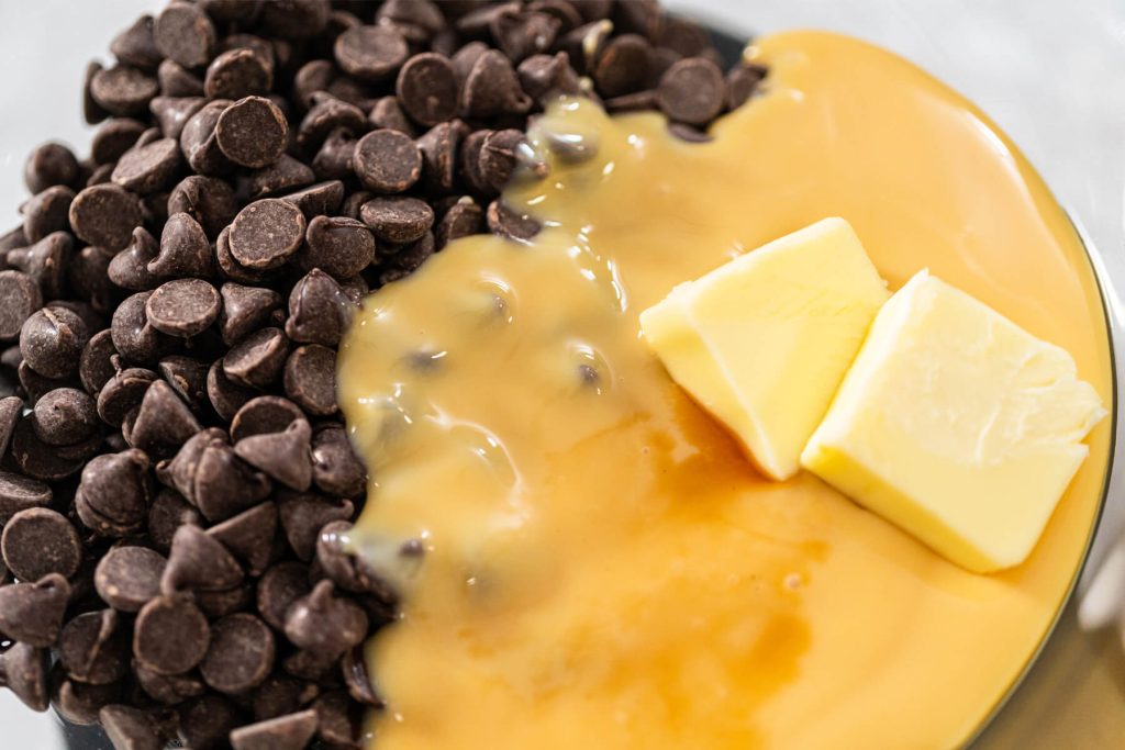 Dunkler Schokoladen-Fudge - Pralinenwürfel mit Haselnüssen