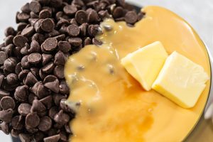 Dunkler Schokoladen-Fudge - Pralinenwürfel mit Haselnüssen