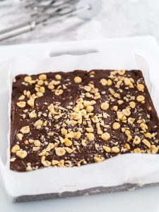 Dunkler Schokoladen-Fudge - Pralinenwürfel mit Haselnüssen