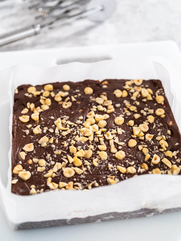 Dunkler Schokoladen-Fudge - Pralinenwürfel mit Haselnüssen
