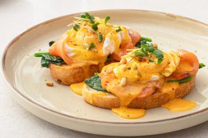 Eier Benedikt mit Sauce Hollandaise und Lachs
