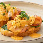 Eier Benedikt mit Sauce Hollandaise und Lachs