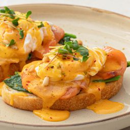 Eier Benedikt mit Sauce Hollandaise und Lachs