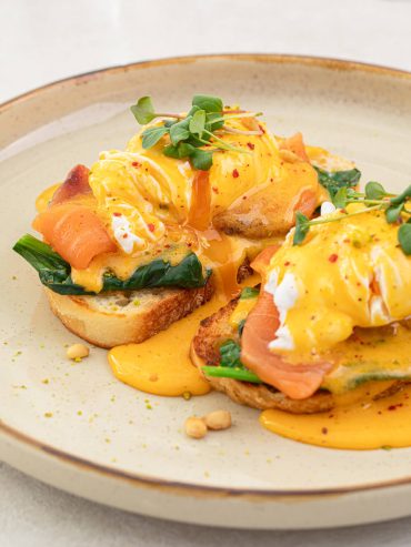 Eier Benedikt mit Sauce Hollandaise und Lachs