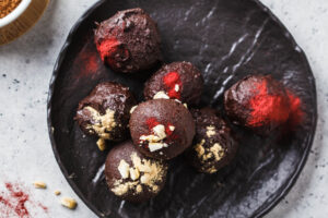 Energy Balls mit Datteln & Erdnussbutter (roh & vegan)