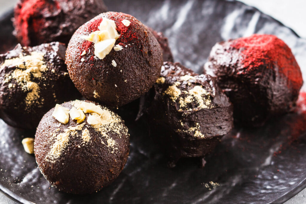 Energy Balls mit Datteln & Erdnussbutter (roh & vegan)