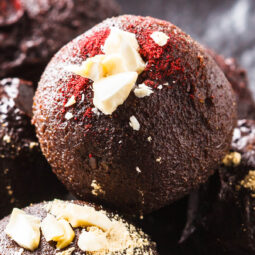 Energy Balls mit Datteln & Erdnussbutter (roh & vegan)