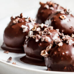 Erdnuss-Pralinen mit Schokolade