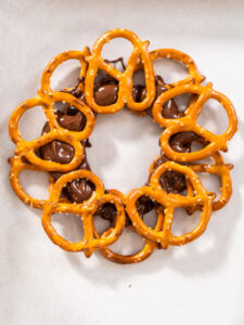 Essbare Schoko-Brezel-Kränze (Weihnachtskränze ohne Backen)