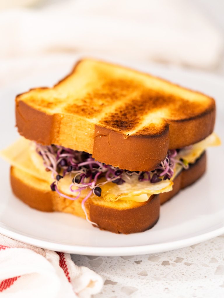 Frühstücks-Sandwich mit Ei und Sprossen