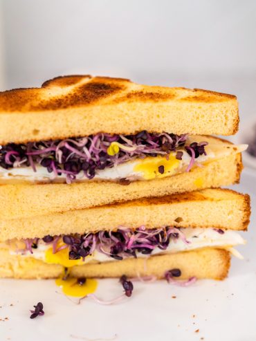 Frühstücks-Sandwich mit Ei und Sprossen