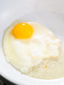 Frühstücks-Sandwich mit Ei und Sprossen