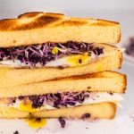 Frühstücks-Sandwich mit Ei und Sprossen