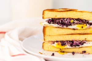 Frühstücks-Sandwich mit Ei und Sprossen