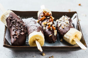 Gefrorene Schoko-Bananen am Stiel