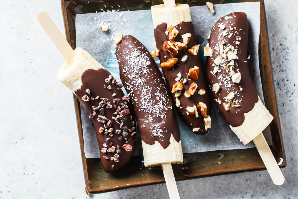 Gefrorene Schoko-Bananen am Stiel