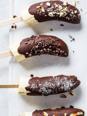 Gefrorene Schoko-Bananen am Stiel