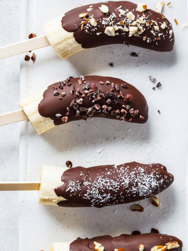 Gefrorene Schoko-Bananen am Stiel