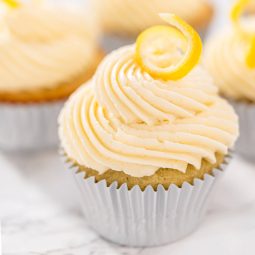 Gefüllte Zitronen-Cupcakes mit Zitronenfrosting