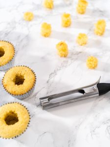 Gefüllte Zitronen-Cupcakes mit Zitronenfrosting