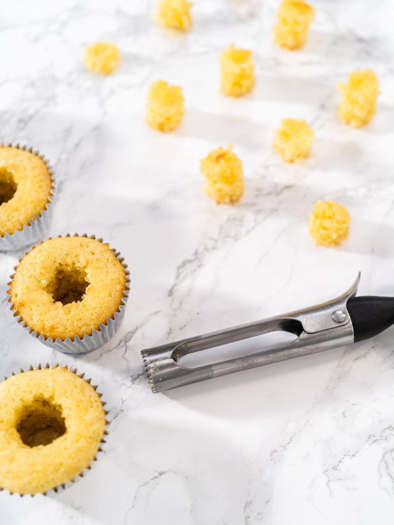 Gefüllte Zitronen-Cupcakes mit Zitronenfrosting