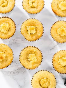 Gefüllte Zitronen-Cupcakes mit Zitronenfrosting