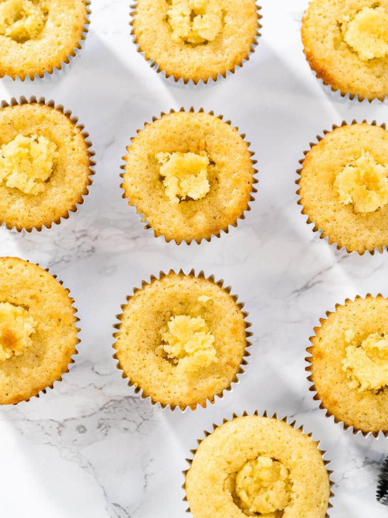 Gefüllte Zitronen-Cupcakes mit Zitronenfrosting