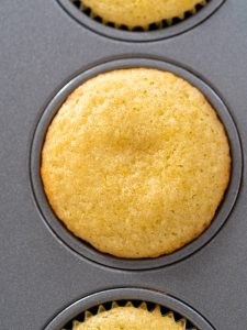 Gefüllte Zitronen-Cupcakes mit Zitronenfrosting