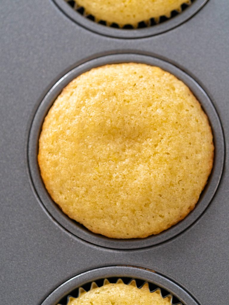 Gefüllte Zitronen-Cupcakes mit Zitronenfrosting