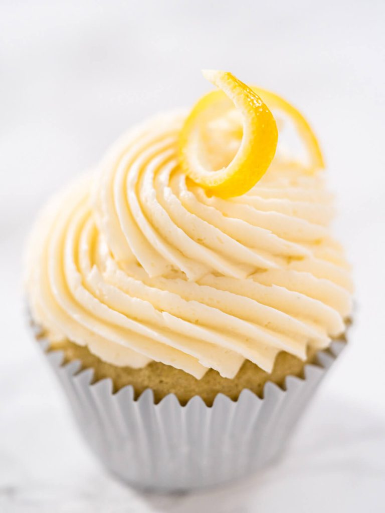 Gefüllte Zitronen-Cupcakes mit Zitronenfrosting