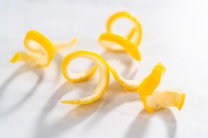 Gefüllte Zitronen-Cupcakes mit Zitronenfrosting