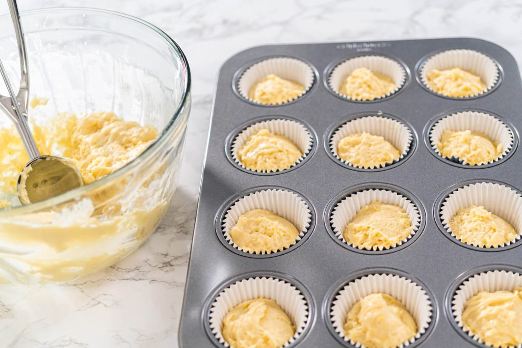 Gefüllte Zitronen-Cupcakes mit Zitronenfrosting