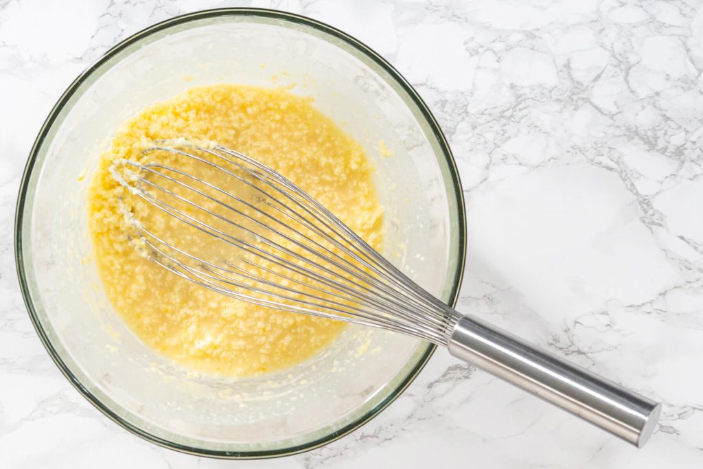 Gefüllte Zitronen-Cupcakes mit Zitronenfrosting