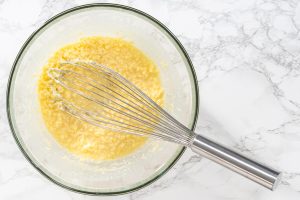 Gefüllte Zitronen-Cupcakes mit Zitronenfrosting