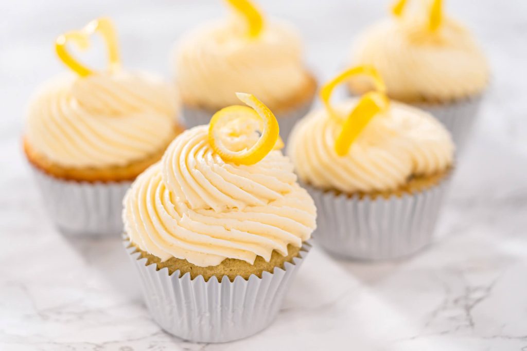 Gefüllte Zitronen-Cupcakes mit Zitronenfrosting