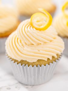 Gefüllte Zitronen-Cupcakes mit Zitronenfrosting