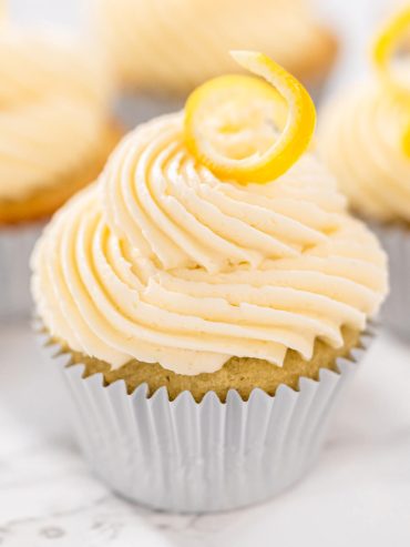 Gefüllte Zitronen-Cupcakes mit Zitronenfrosting