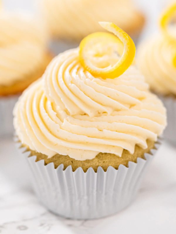 Gefüllte Zitronen-Cupcakes mit Zitronenfrosting