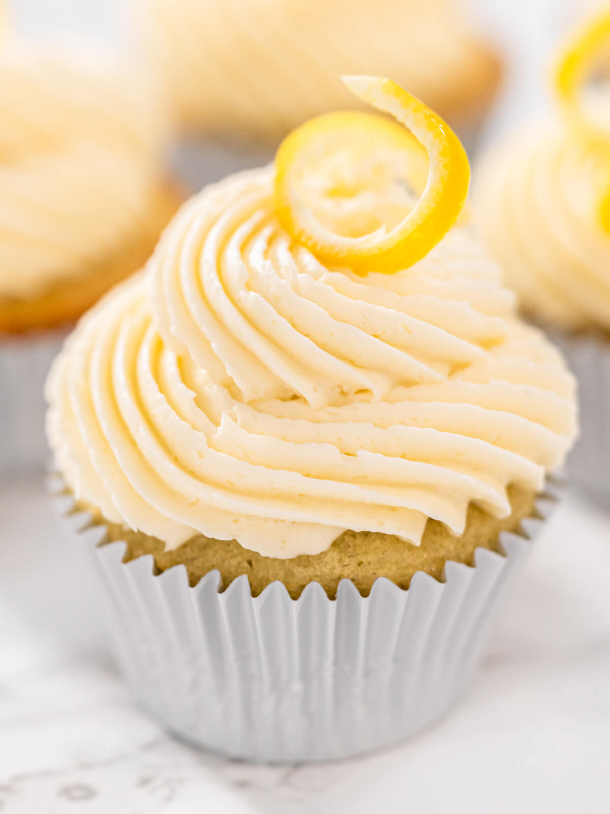 Gefüllte Zitronen-Cupcakes mit Zitronenfrosting